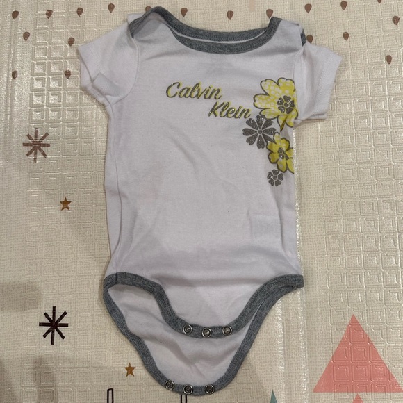 3 to 6 months Calvin Klein Baby Girl Clothes Onesies - Picture 2 of 7